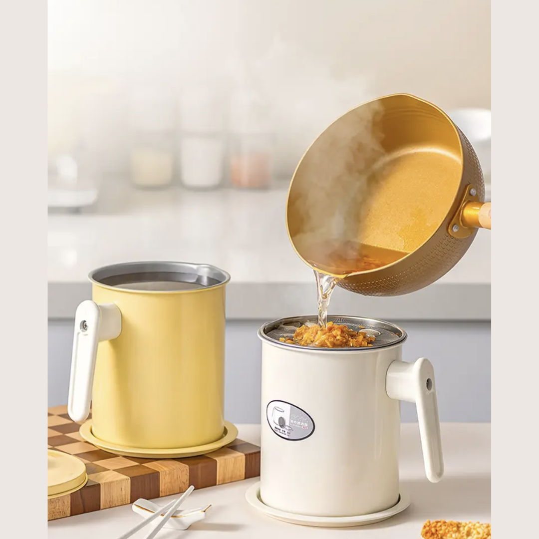 NordFry WhiteCream Enamel Oil Container with Lid & Strainer – Minimalist Kitchen Grease Pot (1.4L) (2)