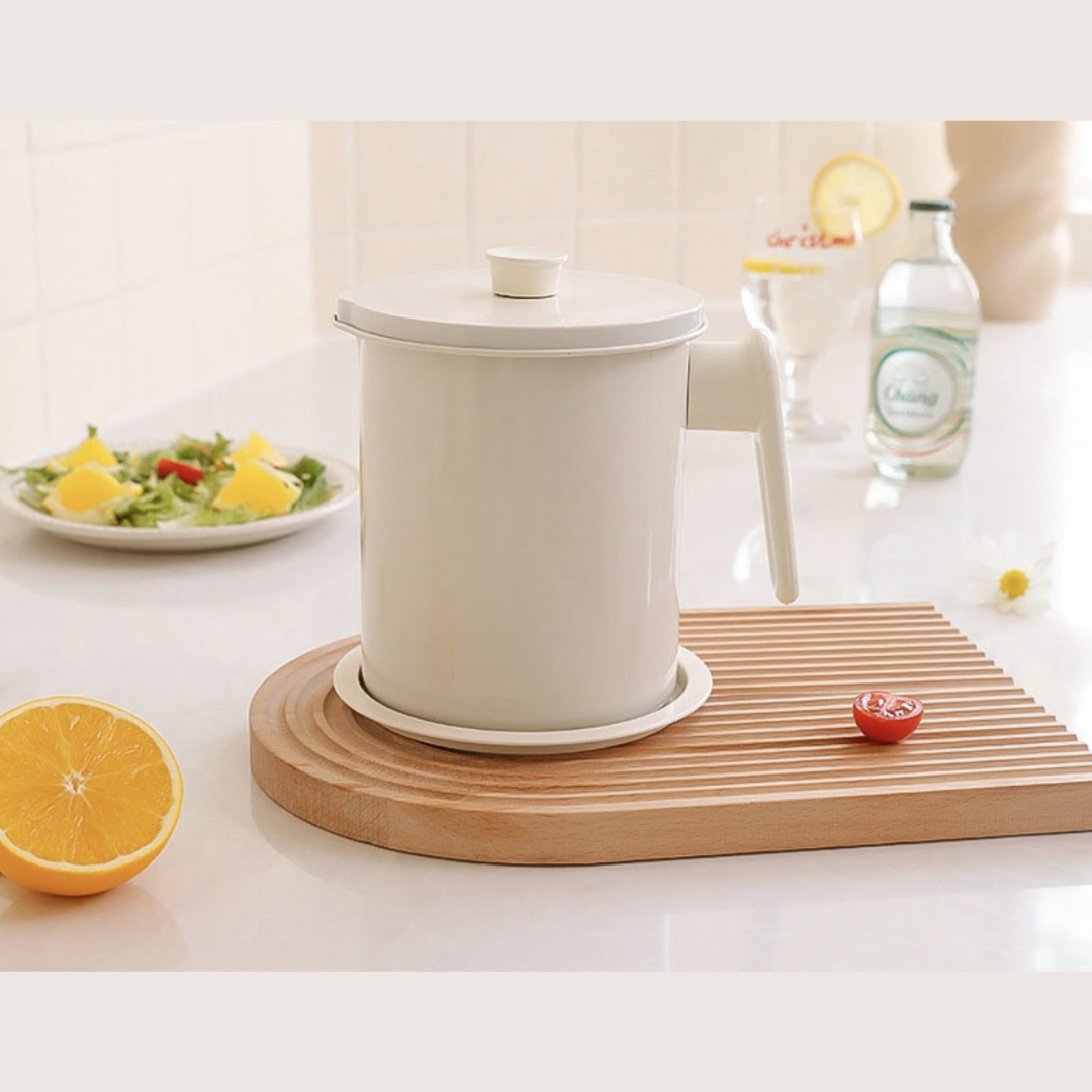 NordFry WhiteCream Enamel Oil Container with Lid & Strainer – Minimalist Kitchen Grease Pot (1.4L)